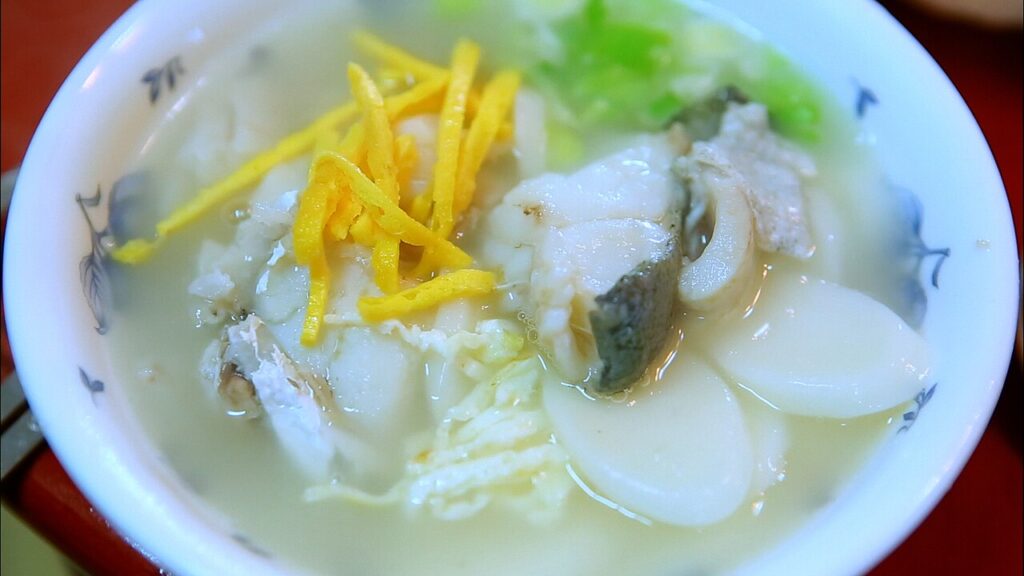 Tteokguk (rice cake soup) 02