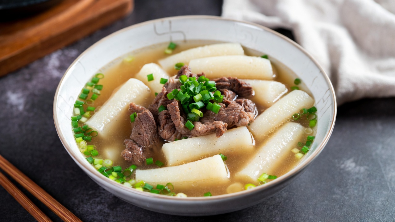 Top Seollal Foods You Must Try: Tteokguk and More