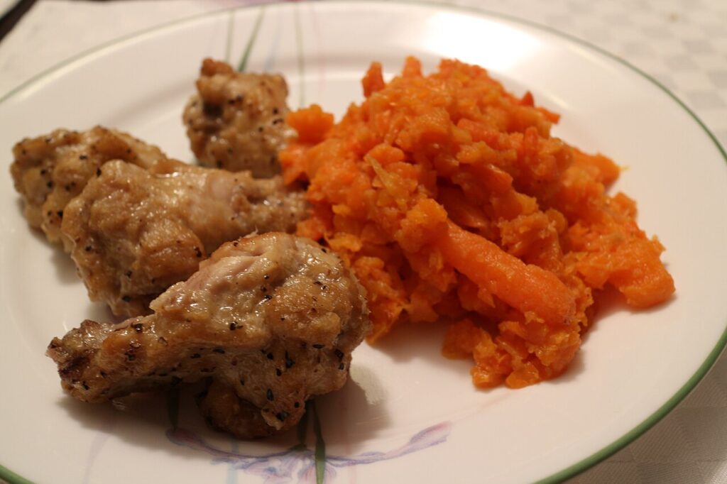 Chicken wings with mashed carrot