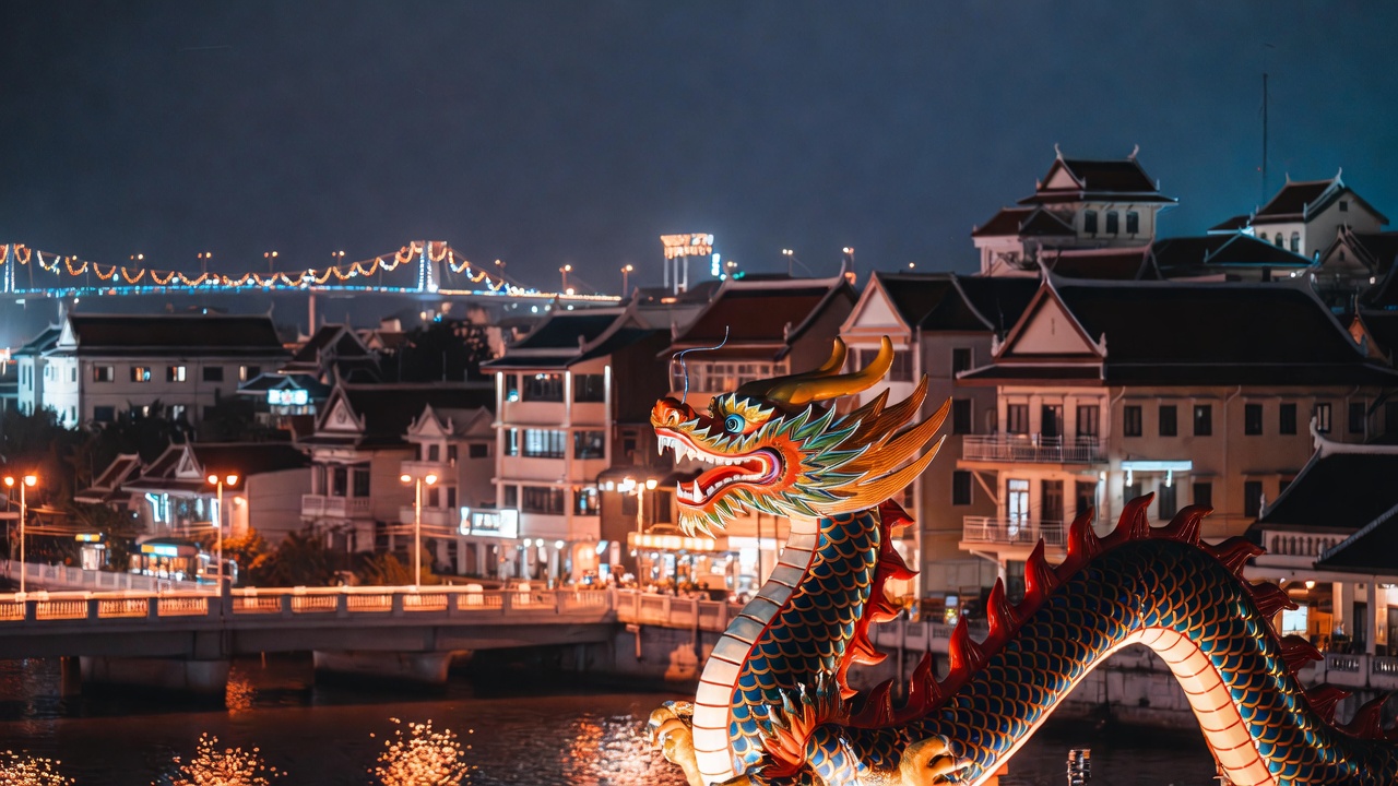 Best Photography Spots for the Pak Nam Pho Night Parade