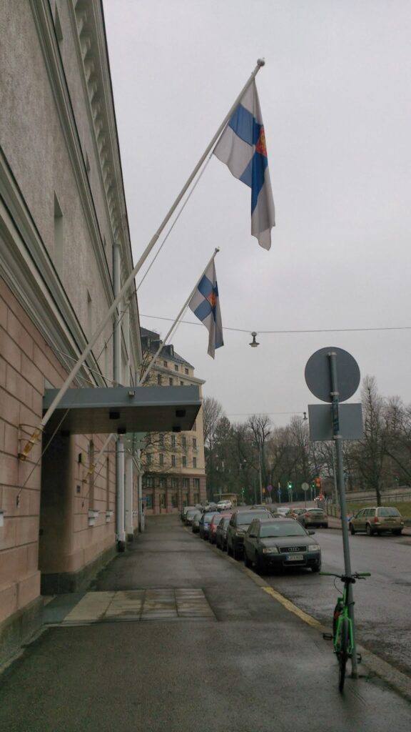 Soome lipud Kalevala päeva puhul Helsingis, Soome Rahvusarhiivi hoonel, 28.02.2014.JPG