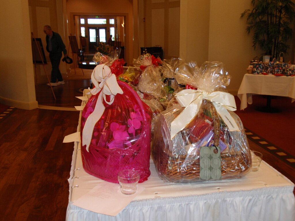 Gift baskets on a table (12001051855)