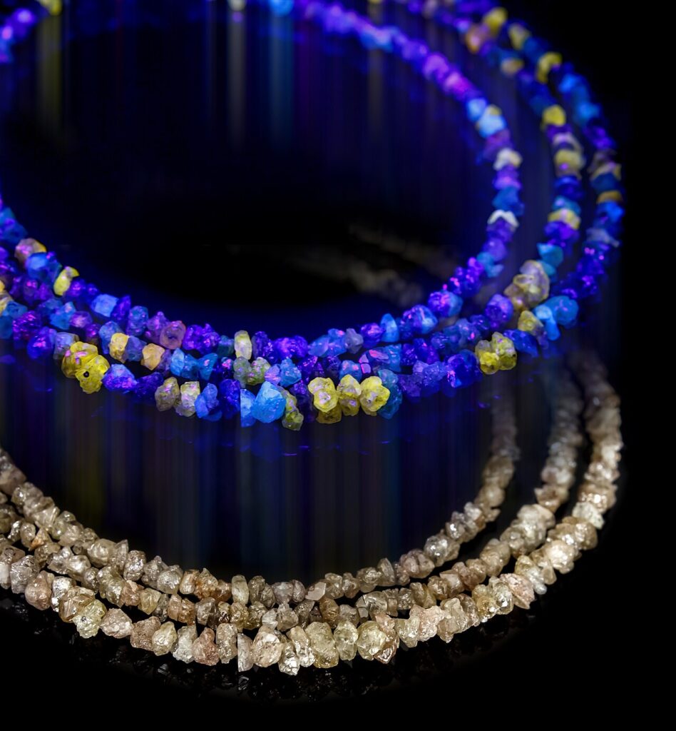 Rough diamonds - necklace in UV and normal light B - composite