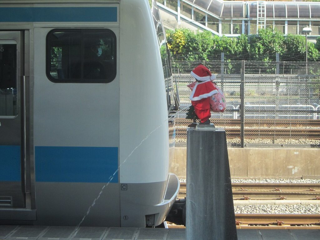 A Santa-dressed statue at Hamamatsucho Station, Tokyo